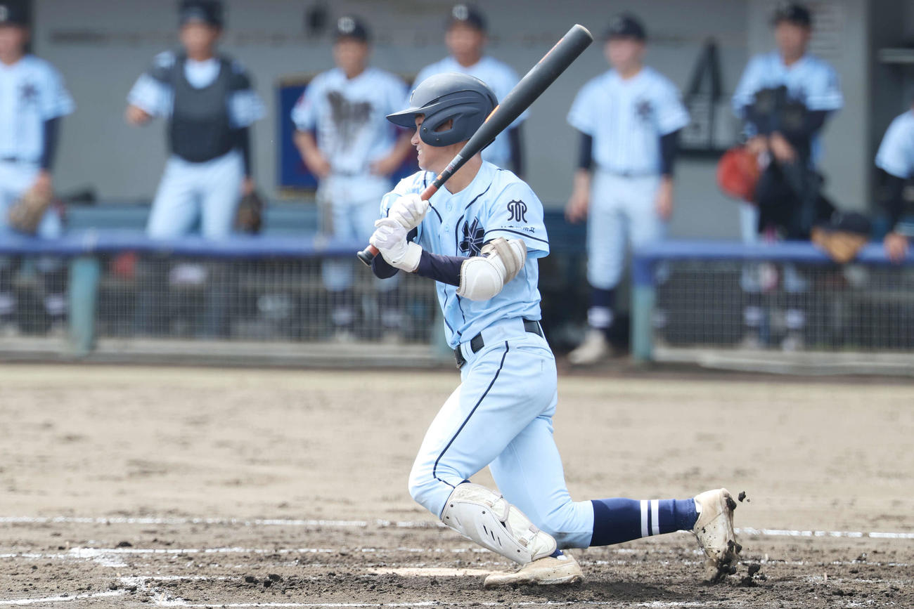 藤沢清流対横浜清陵　1回裏横浜清陵2死満塁、中前適時打を放つ進藤（撮影・宮地輝）