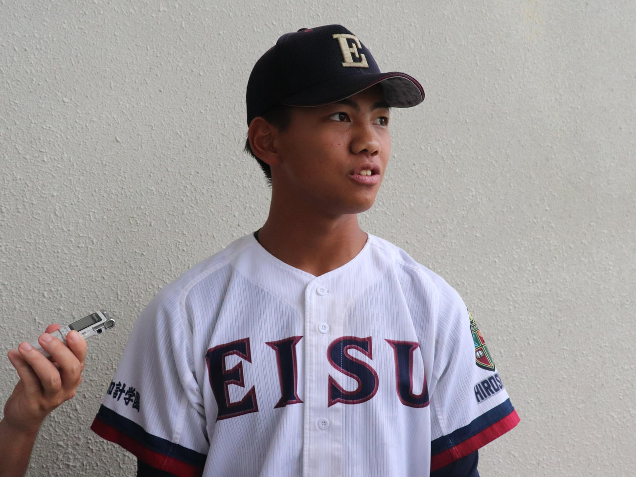 英数学館対広島商　試合後、取材に応じる英数学館の藤本（撮影・中島麗）