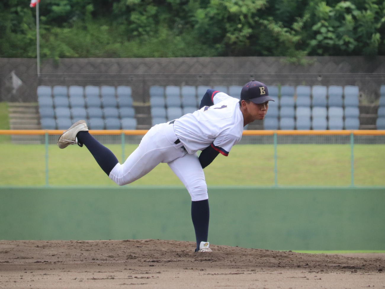 広島大会3回戦　英数学館対広島商　先発した、英数学館の藤本。緩やかな二段モーションから腕を振る投球フォーム（撮影・中島麗）