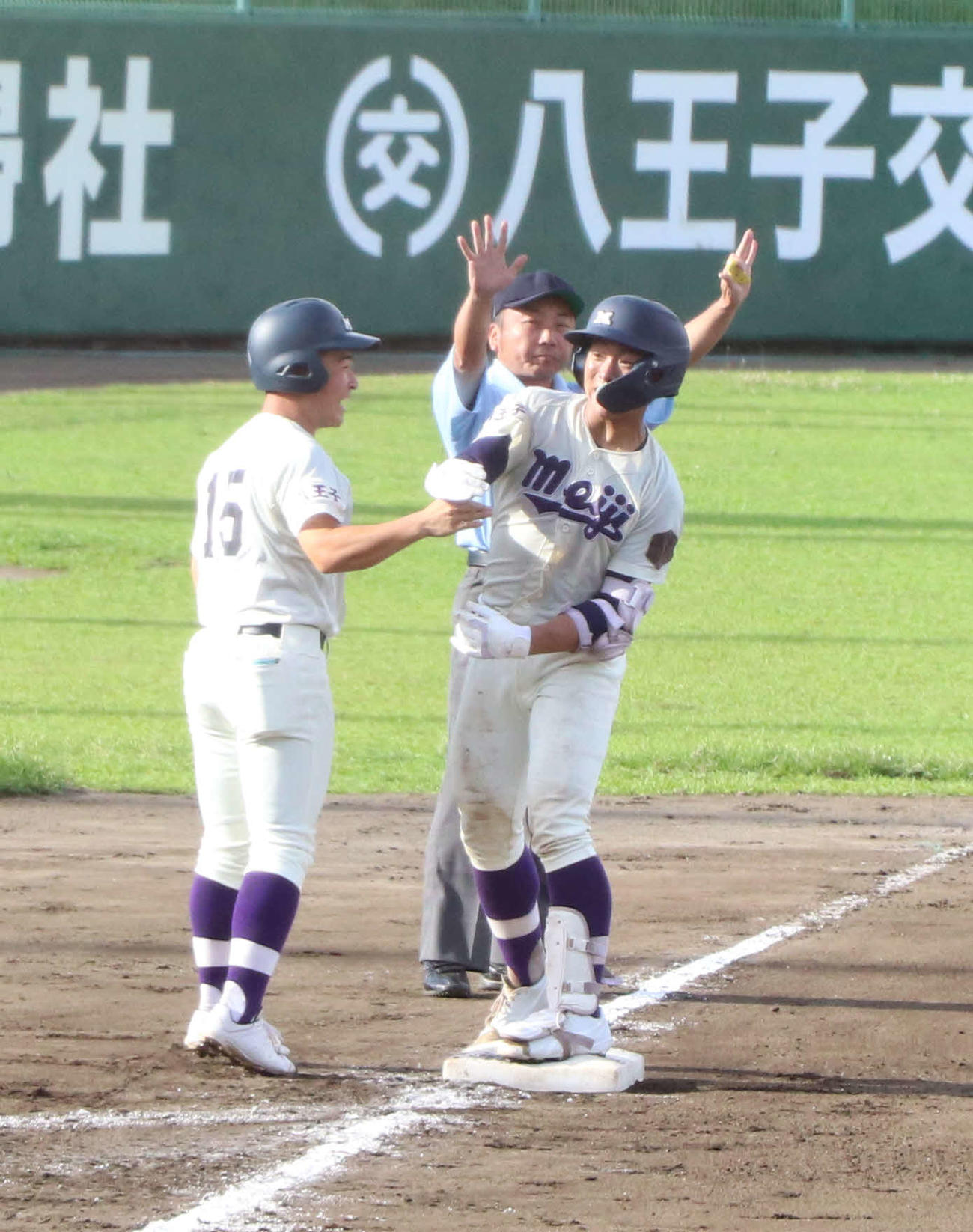 創価対明大八王子　8回裏明大八王子2死二、三塁、継続試合で再開後に2点適時三塁打を放ち、喜ぶ村田（撮影・泉光太郎）