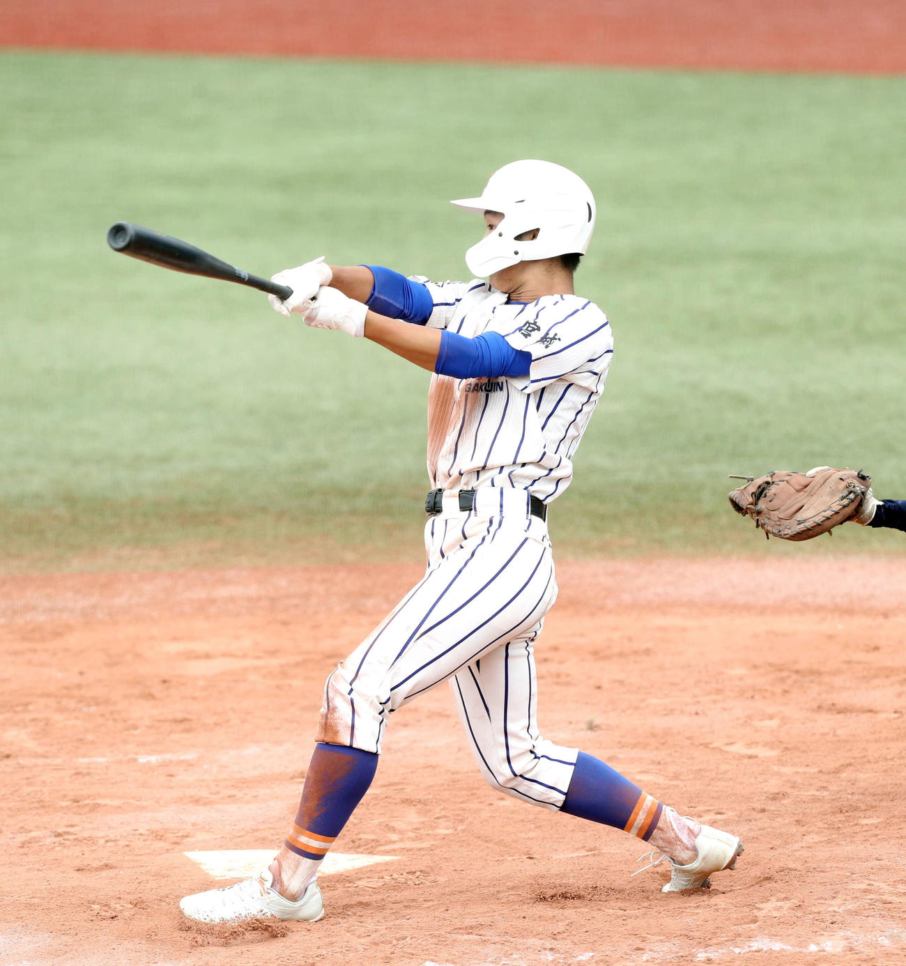 東北学院榴ケ岡対石巻　9回表東北学院榴ケ岡2死三塁、左中間へ勝ち越しの適時二塁打を放つ東北学院榴ケ岡・後藤（撮影・木村有優）