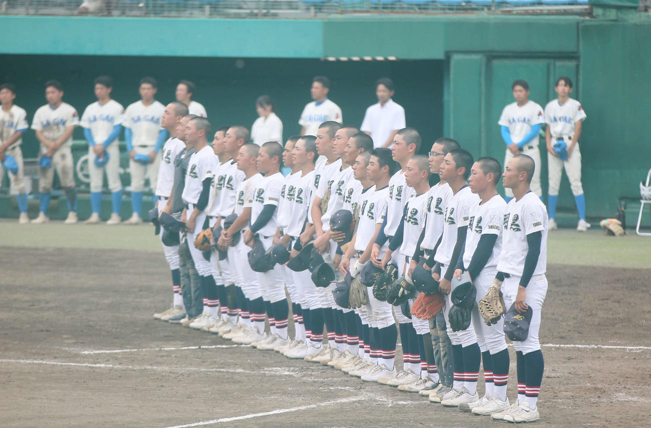寒河江対羽黒　勝利し校歌を歌う羽黒ナイン（撮影・高橋香奈）