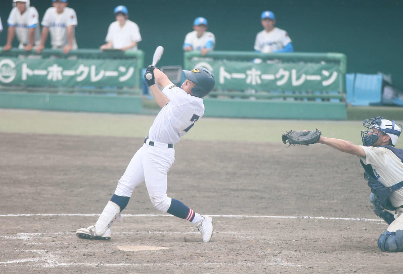 寒河江対羽黒　3回に右越本塁打を放つ羽黒・五十嵐（撮影・高橋香奈）