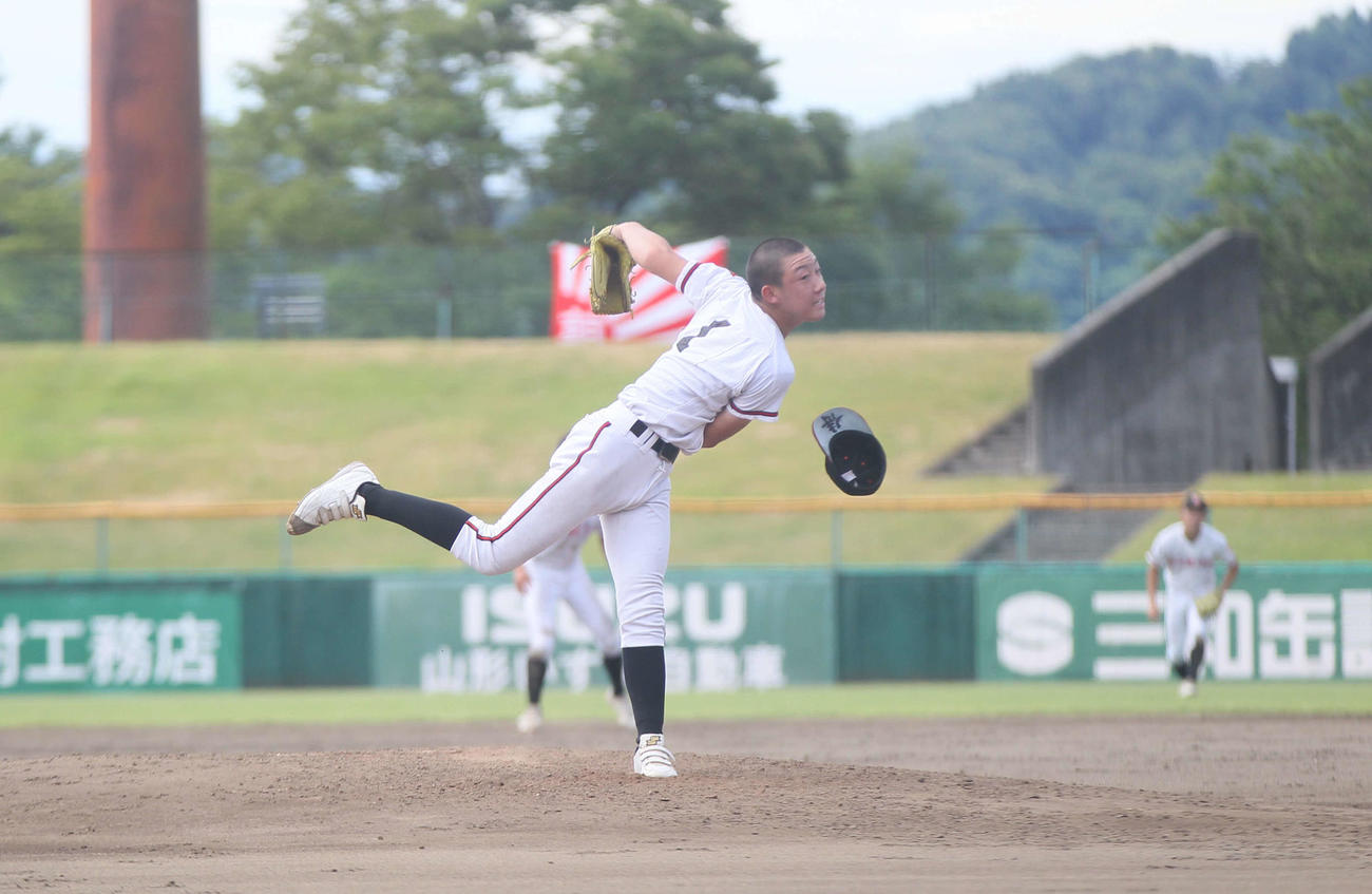 日大山形対創学館　先発のマウンドに上がった日大山形・小林（撮影・高橋香奈）
