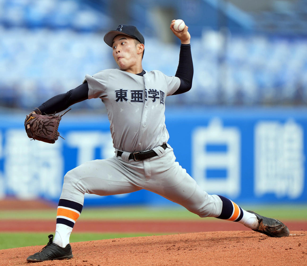 堀越対東亜学園　力投する東亜学園先発の佐々木（撮影・小島史椰）