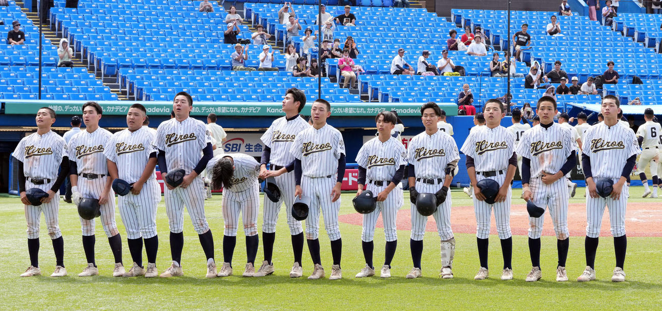 修徳対広尾　試合が終了し、観客席にあいさつする広尾ナイン（撮影・小島史椰）