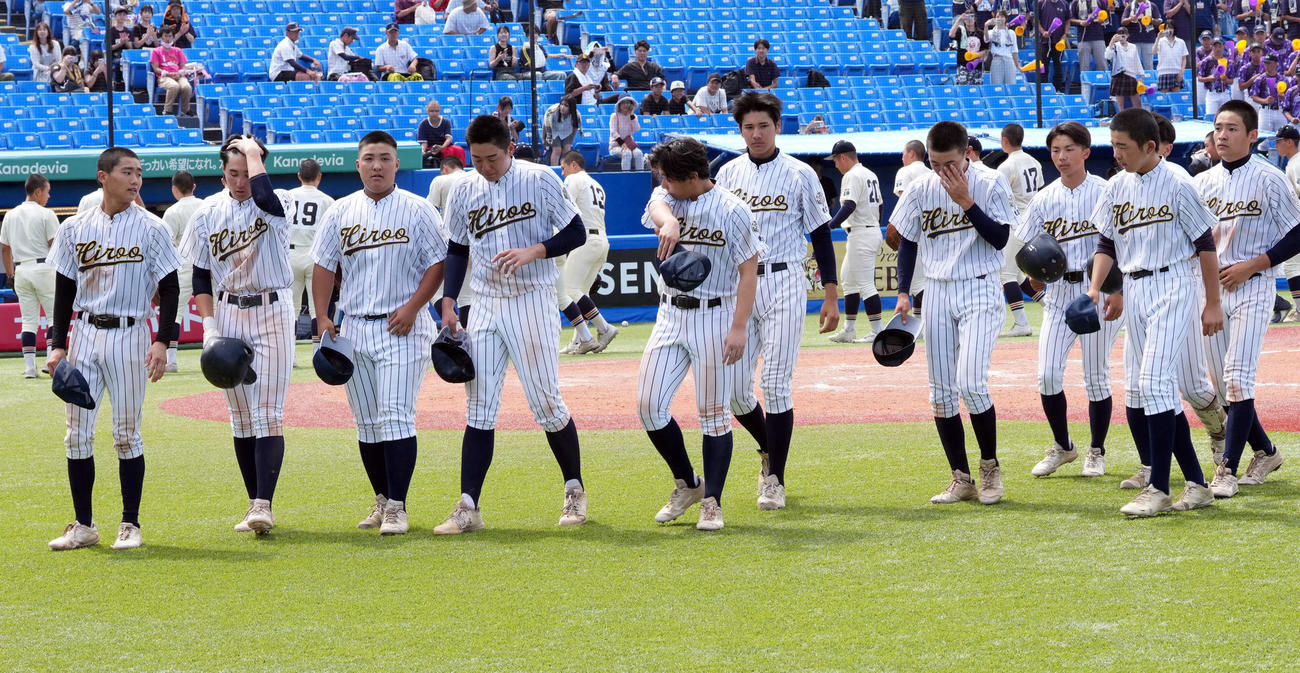 修徳対広尾　試合が終了し、観客席にあいさつに向かう広尾ナイン（撮影・小島史椰）