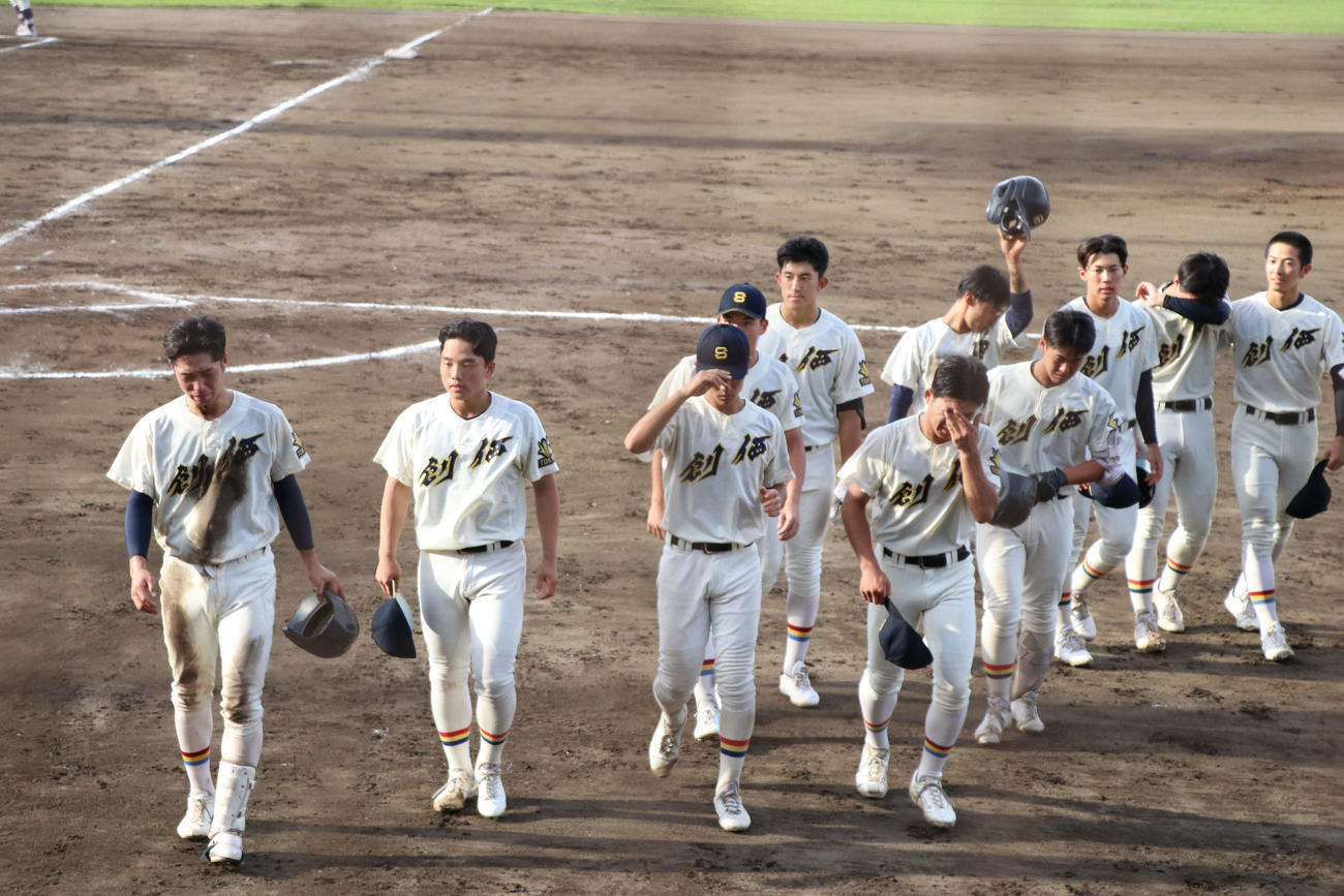 創価対明大八王子　初戦敗退に終わった創価の選手たち（撮影・泉光太郎）
