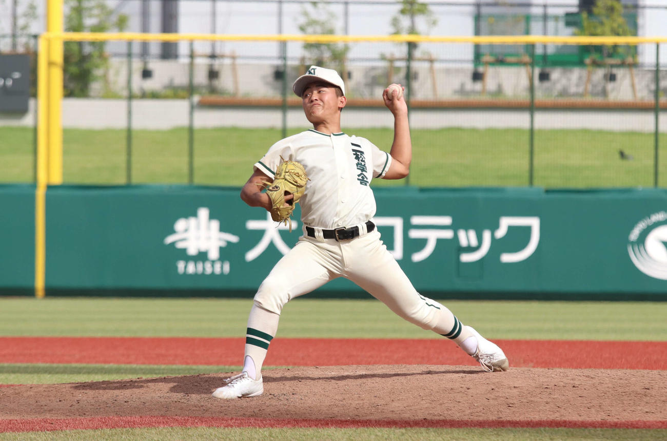二松学舎大付対大森学園　先発し力投する二松学舎大付・甲斐（撮影・北村健龍）