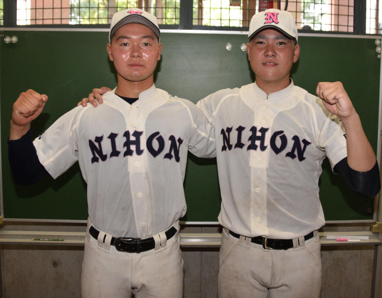 日大鶴ケ丘対桜町　日大鶴ケ丘の小林（左）と住（撮影・泉光太郎）