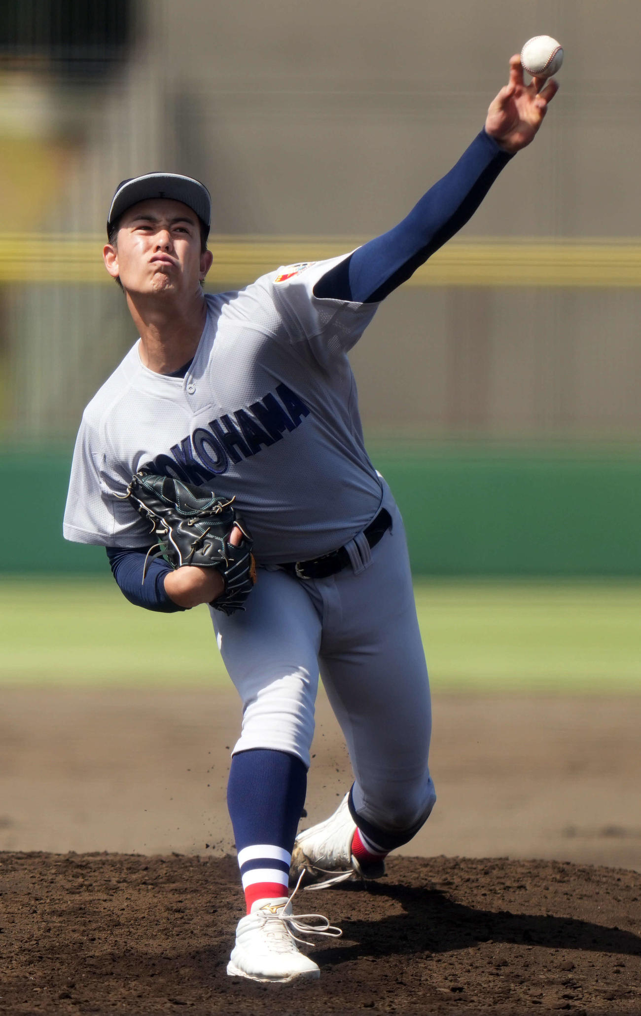 相模原城山対横浜　力投する横浜先発の奥村（撮影・小島史椰）