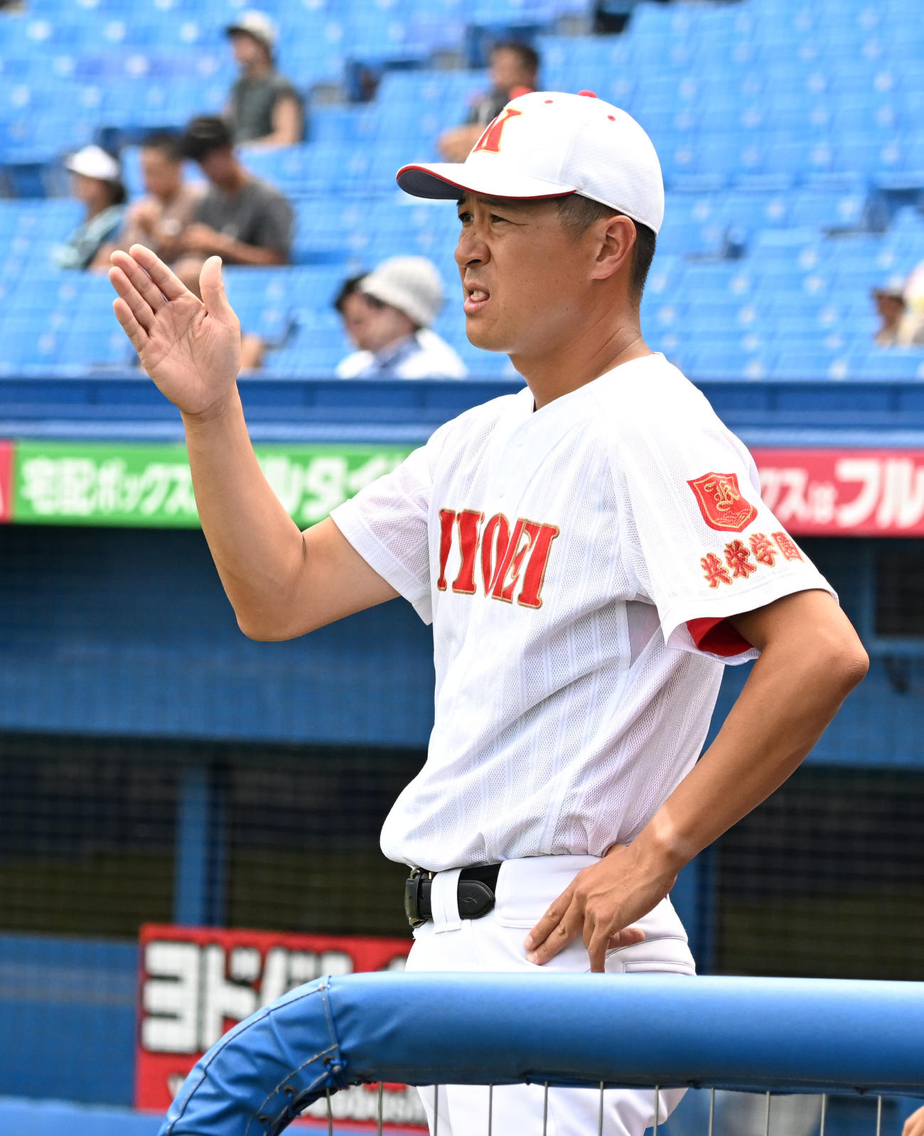 高校野球東東京大会　安田学園対共栄学園　4回、ベンチから指示を出す共栄学園・原田監督（撮影・千葉一成）