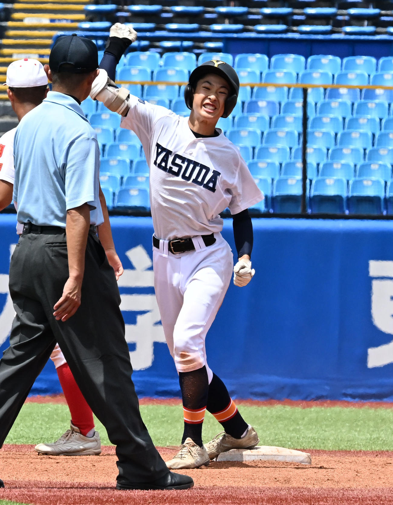 高校野球東東京大会　安田学園対共栄学園　6回表安田学園1死満塁、2点適時二塁打を放ち喜ぶ鈴木（撮影・千葉一成）