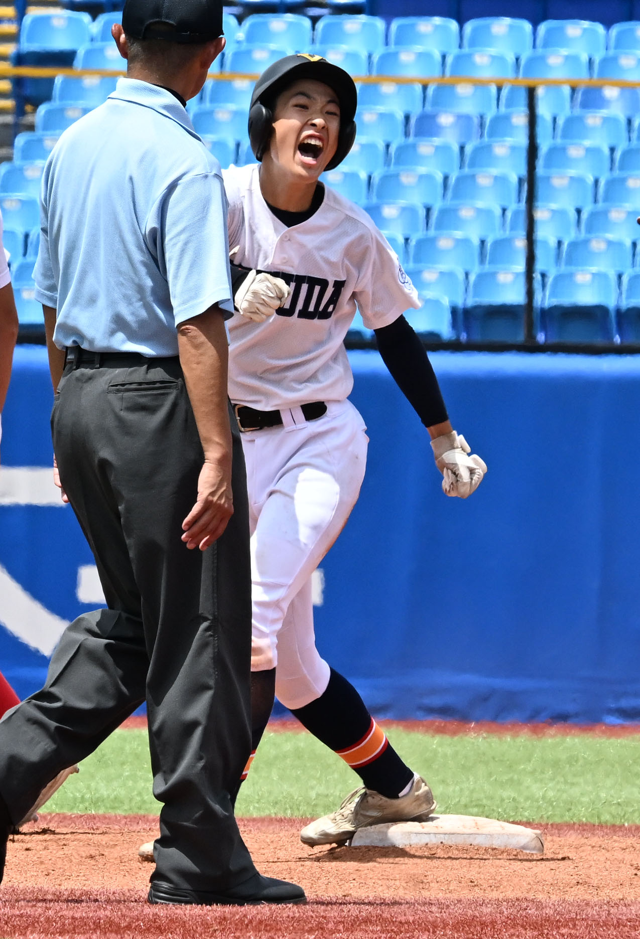 高校野球東東京大会　安田学園対共栄学園　6回表安田学園1死満塁、2点適時二塁打を放ち喜ぶ鈴木（撮影・千葉一成）