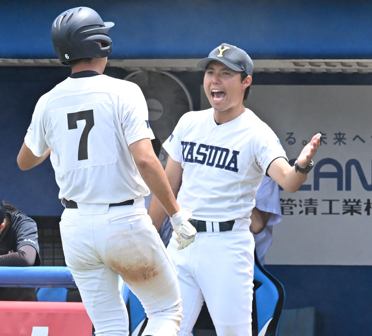 高校野球東東京大会　安田学園対共栄学園　4回表安田学園1満塁、高比良共祐の左犠飛で生還した長友を迎える会田監督（右）（撮影・千葉一成）
