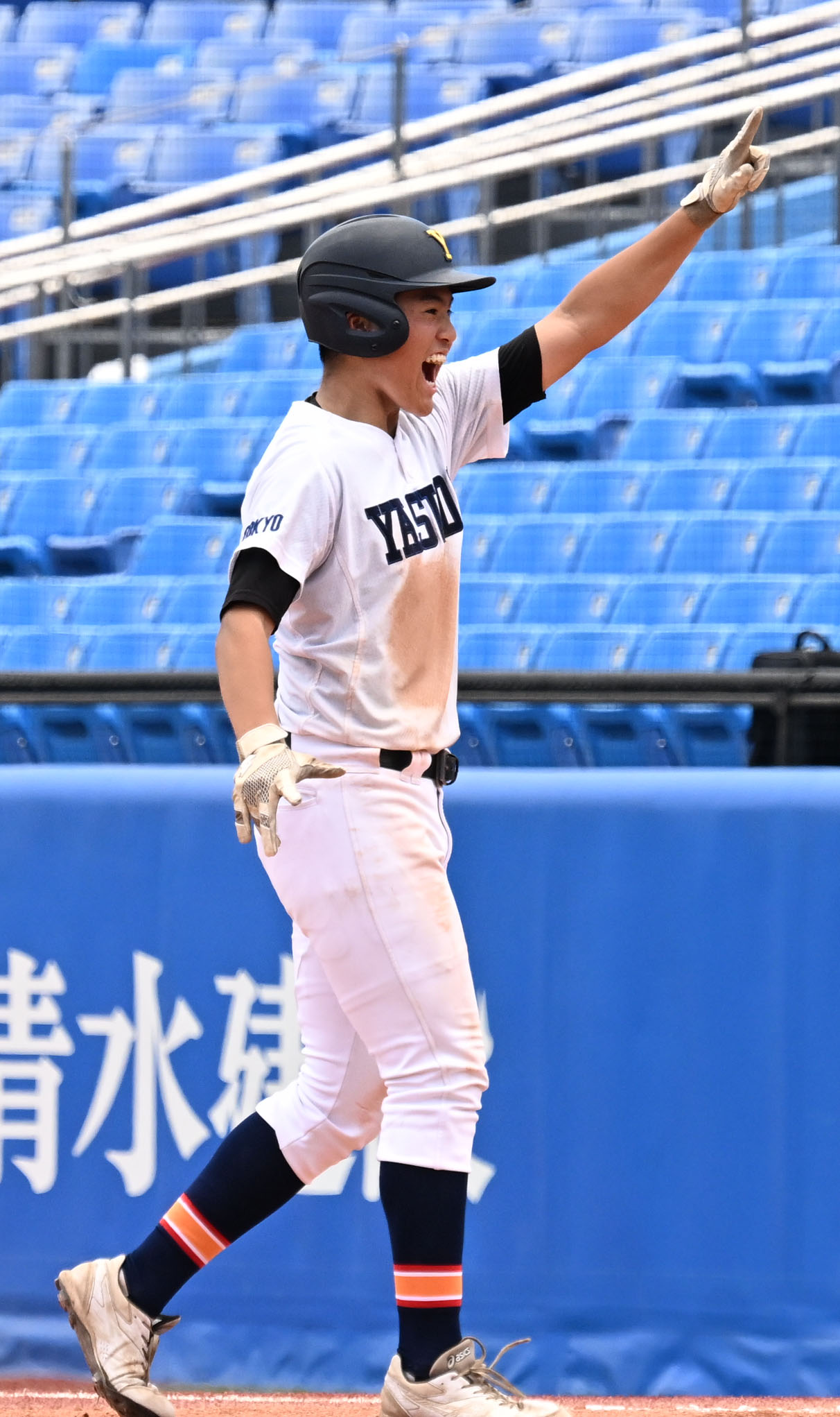 高校野球東東京大会　安田学園対共栄学園　4回表安田学園1死一、三塁、同点打を放ち喜ぶ永井（撮影・千葉一成）