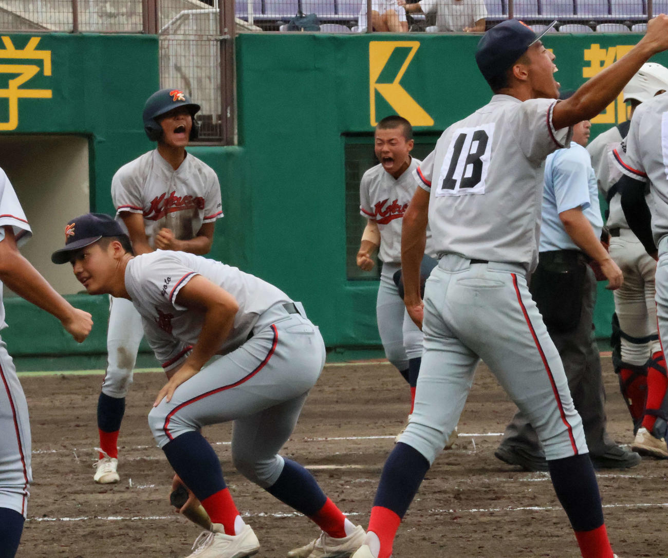京都共栄学園対京都国際　10回裏、死球押し出しで勝利し喜ぶ京都国際ナイン（撮影・大西真生）