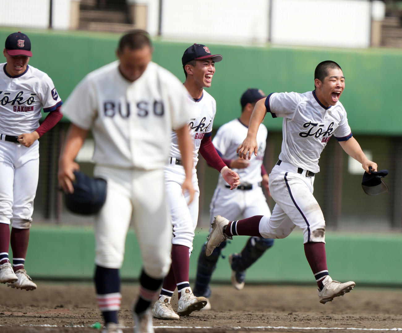 桐光学園対武相　タイブレークで勝ち越し勝利し、喜びを爆発させる桐光学園の選手たち（左（撮影・小島史椰）
