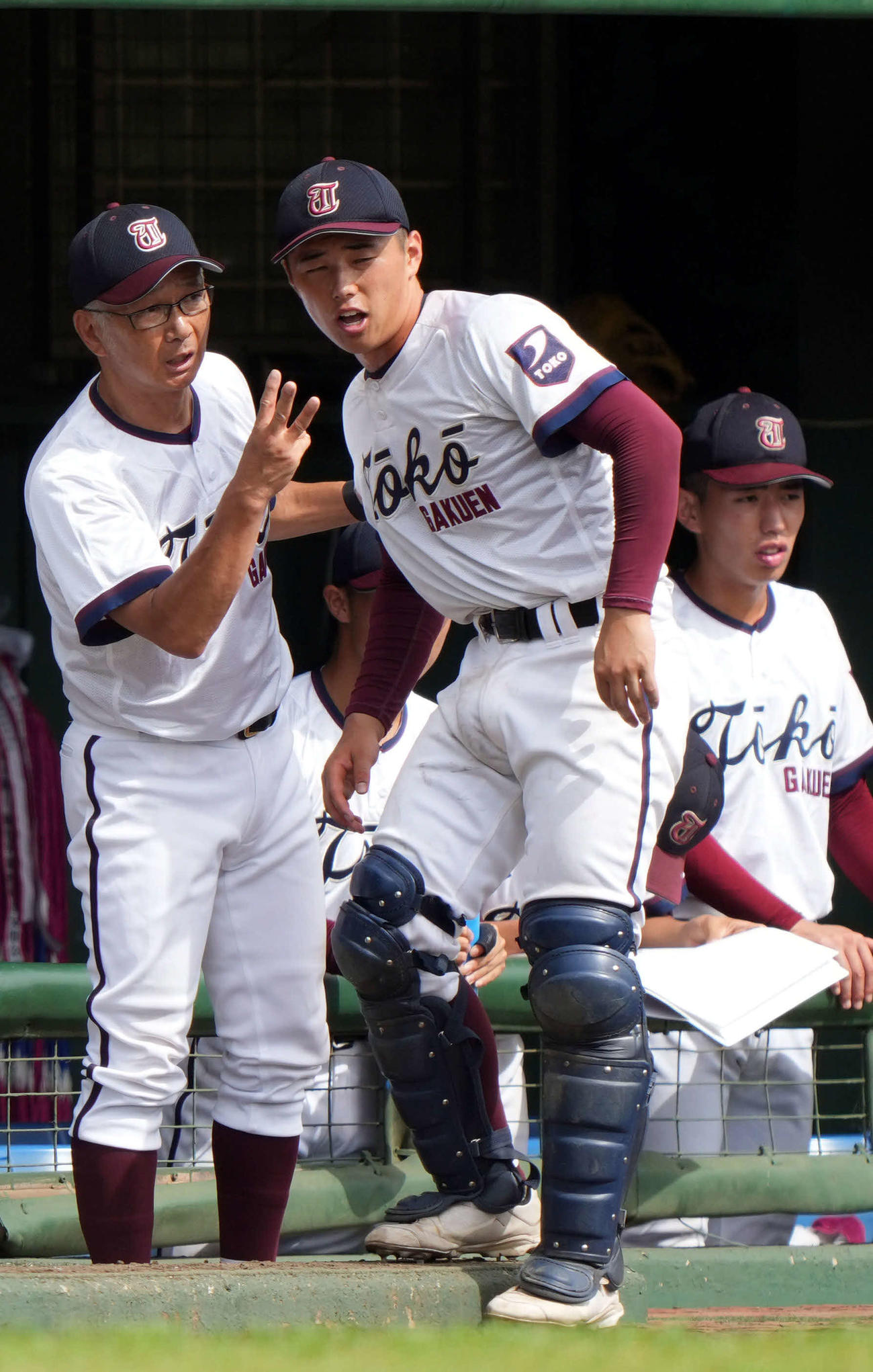 桐光学園対武相　選手とハイタッチをする桐光学園・野呂監督（左（撮影・小島史椰）