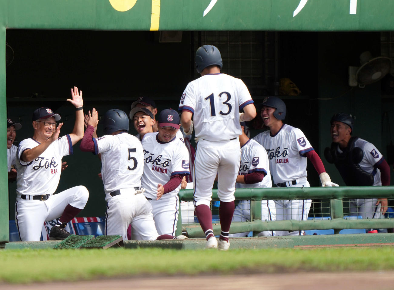 桐光学園対武相　選手とハイタッチをする桐光学園・野呂監督（左（撮影・小島史椰）
