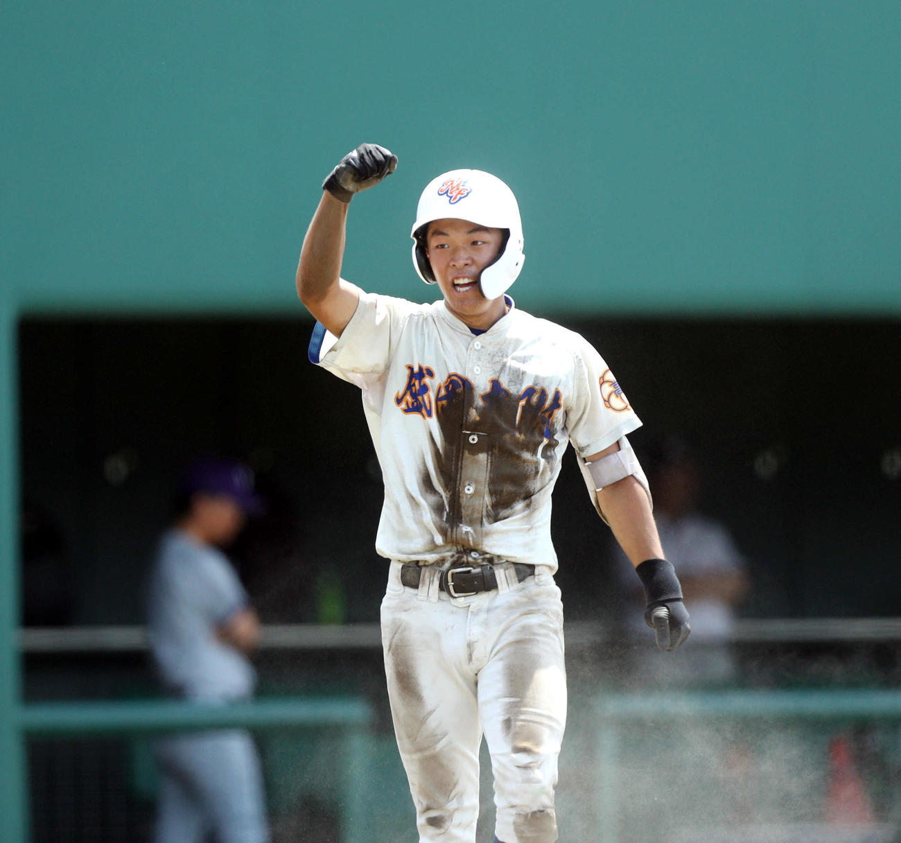 盛岡大付対盛岡工　3回に生還し、ガッツポーズする盛岡大付・平野（撮影・木村有優）