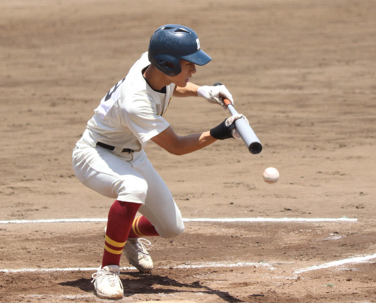 桜美林対駒場学園　2回表桜美林1死一、三塁、スクイズを決めた勝野（撮影・泉光太郎）