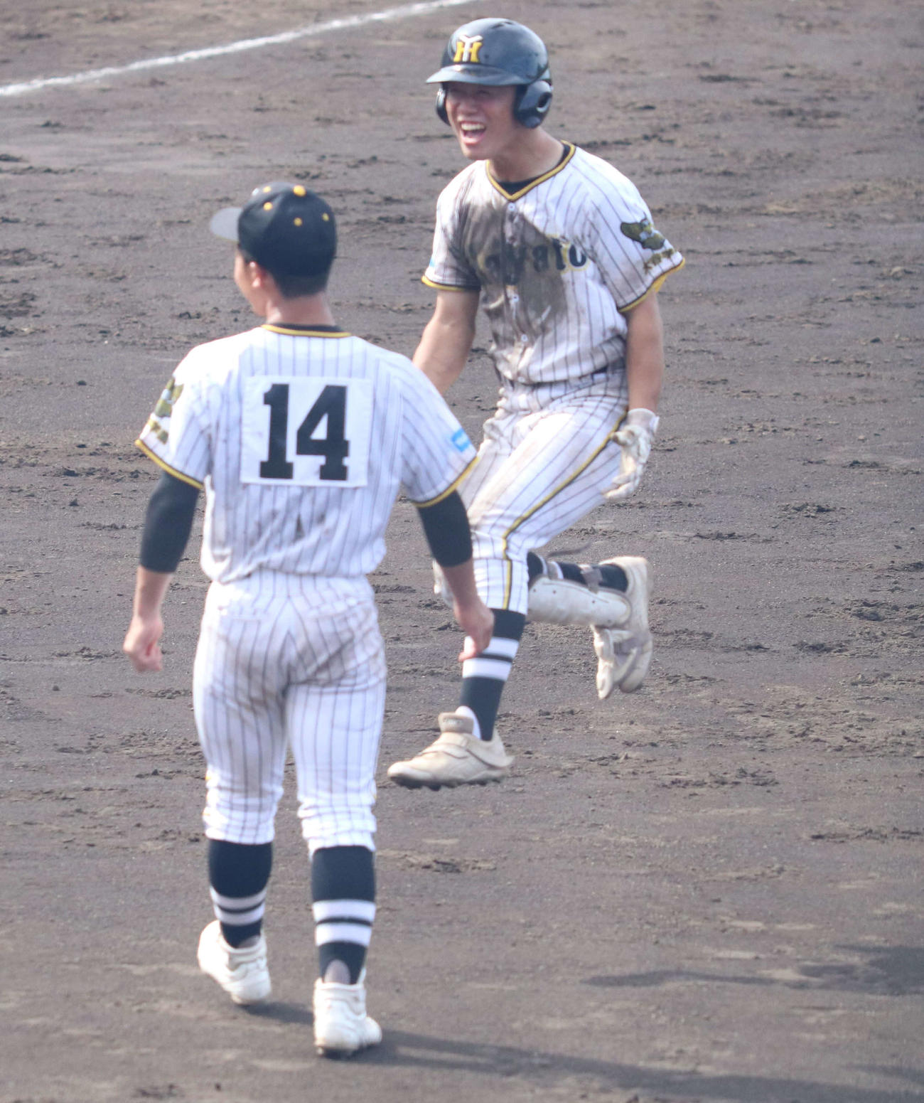 厚木北－横浜隼人　サヨナラ打を放ち、跳びはねながら仲間のもとへ向かう横浜隼人・金子（撮影・寺本吏輝）