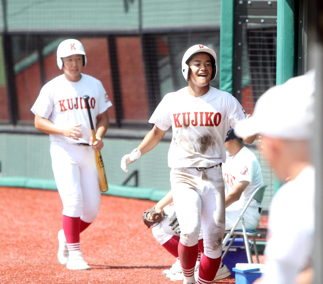 久慈対大野・葛巻・伊保内連合　5回に生還し、ベンチに戻る久慈・宇部智（右）（撮影・木村有優）