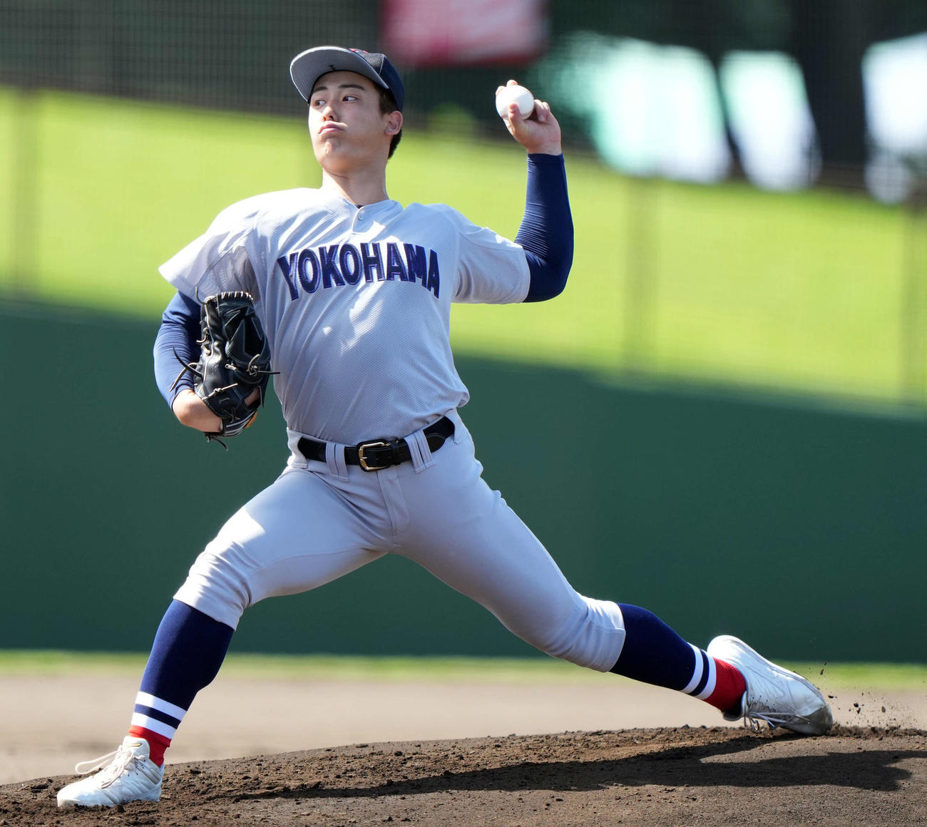 相模原城山対横浜　力投する横浜先発の奥村（撮影・小島史椰）