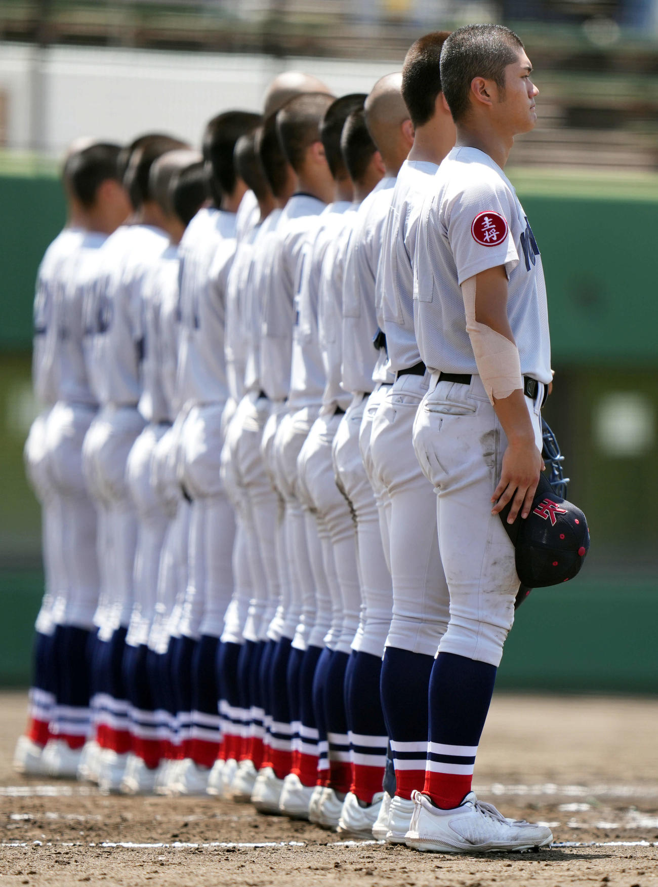 相模原城山対横浜　横浜ナインが校歌を歌う（撮影・小島史椰）