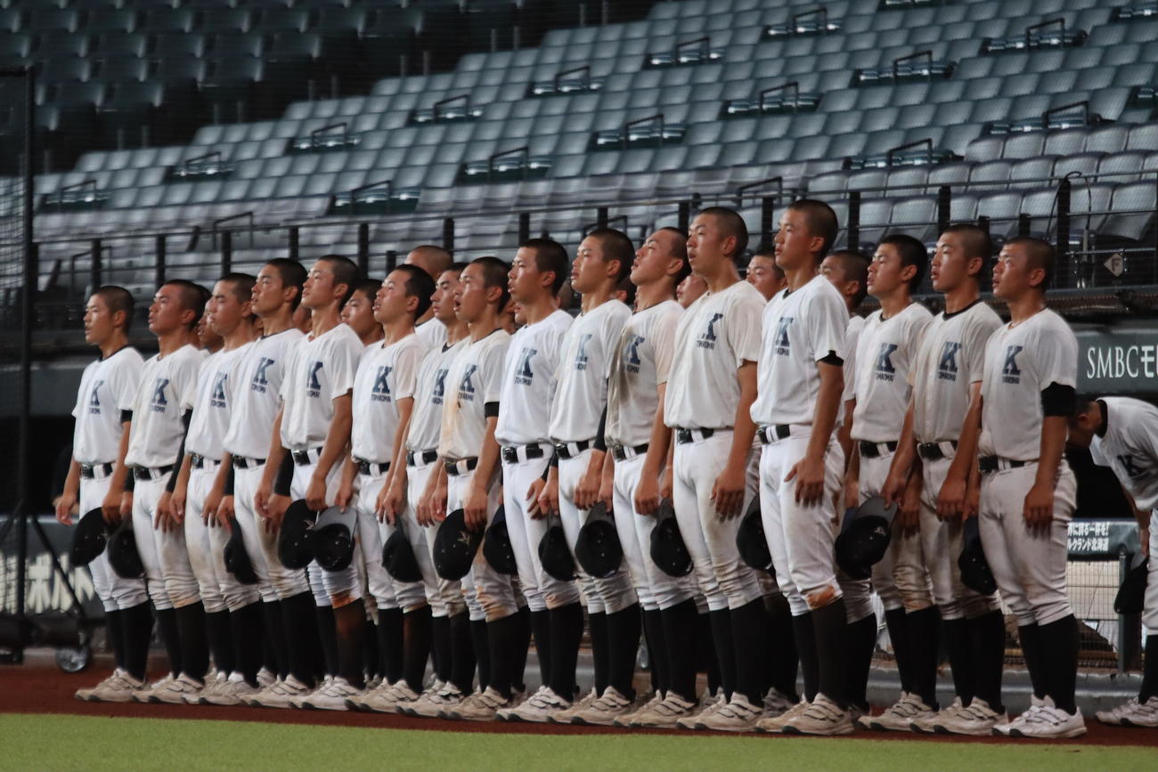 公式練習を終え、整列する駒大苫小牧の選手ら（撮影・保坂果那）