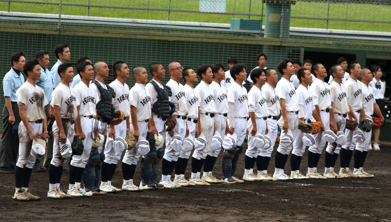 市岡対牧野　勝利し校歌を歌う市岡ナイン（撮影・一樹）