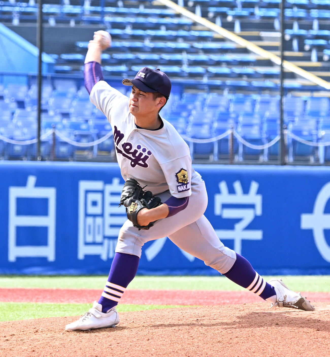 高校野球東東京大会　岩倉対明大中野　6回、3番手で登板した明大中野・田中（撮影・千葉一成）