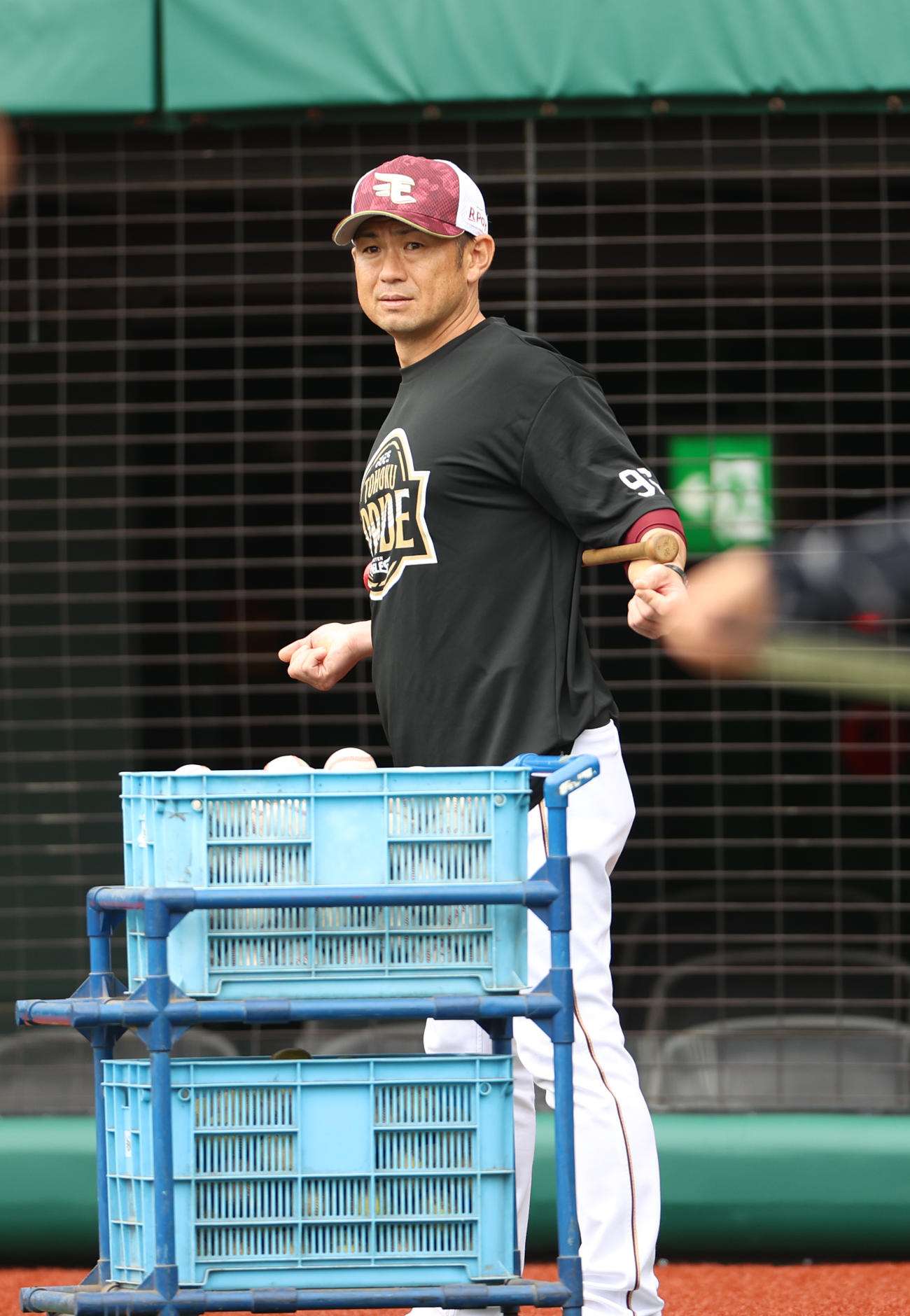 練習を見守る楽天田中コーチ（撮影・水谷安孝）＝2025年7月11日