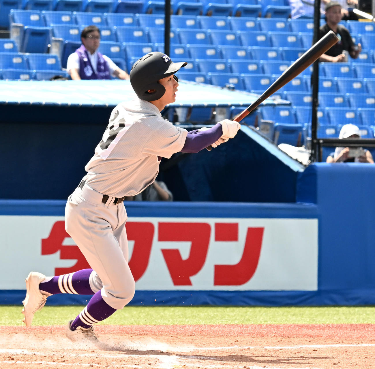 高校野球東東京大会　岩倉対明大中野　2回裏明大中野無死満塁、岩倉が先制の中犠飛を放つ（撮影・千葉一成）
