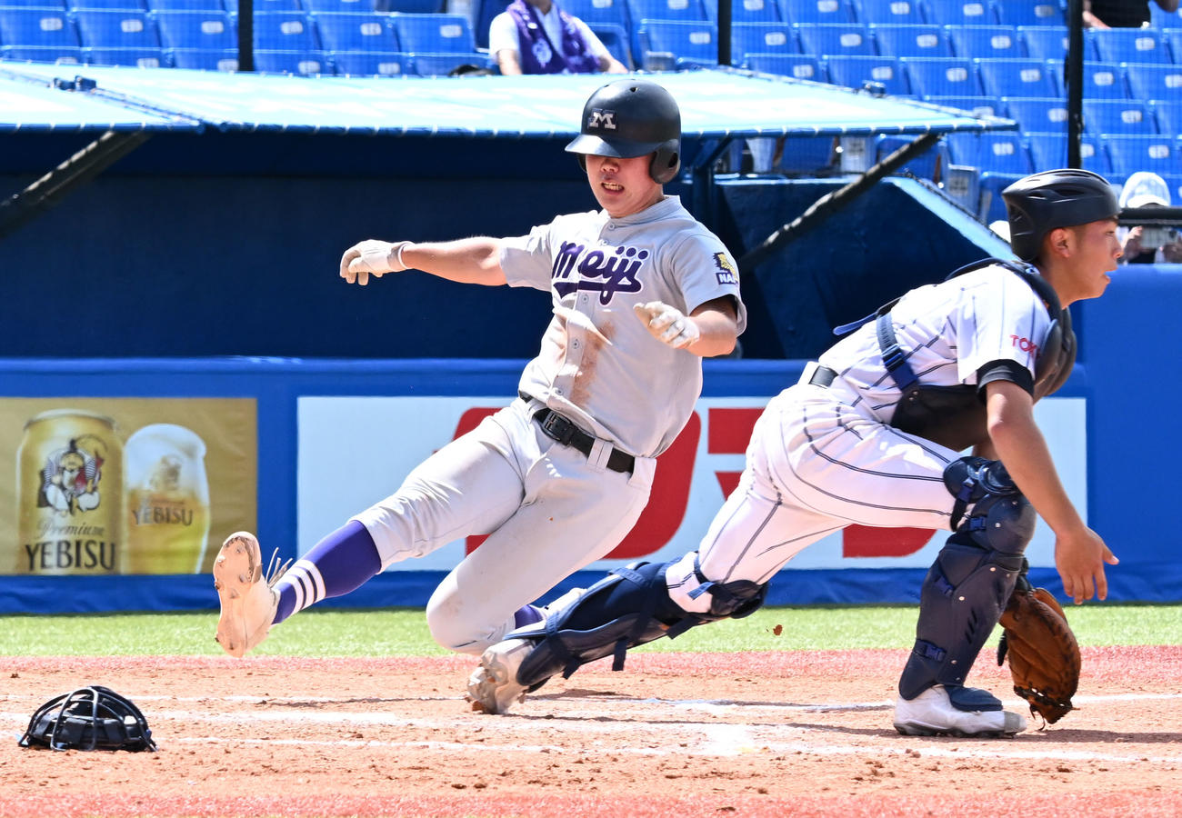 高校野球東東京大会　岩倉対明大中野　2回裏明大中野無死満塁、岩倉圭佑の中犠飛で先制の生還を果たす坂本。捕手河村（撮影・千葉一成）
