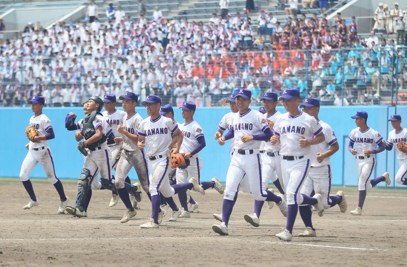 金足農対秋田西　勝利の校歌を歌い笑顔で駆け出す金足農ナイン（撮影・高橋香奈）