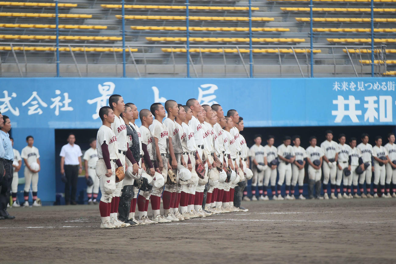 秋田南対秋田商　勝利し校歌を歌う秋田商ナイン（撮影・高橋香奈）