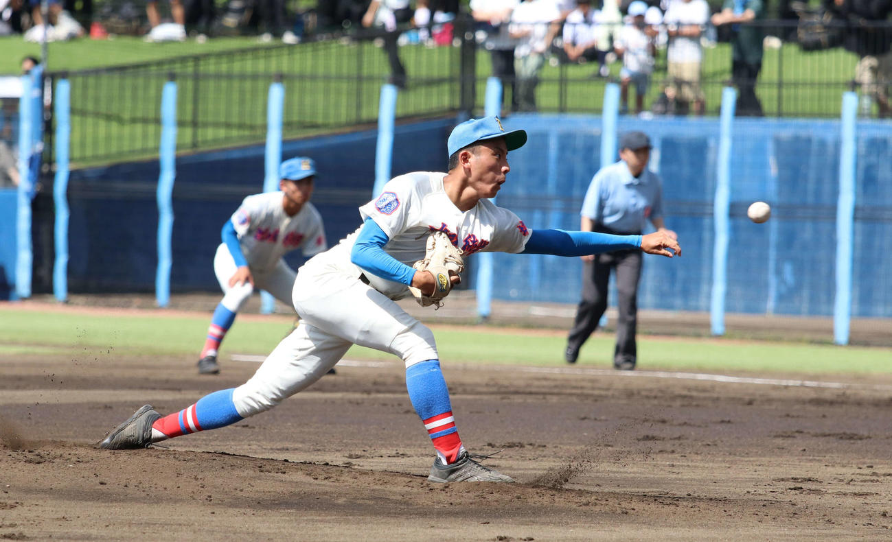 花咲徳栄対昌平　先発し力投する花咲徳栄・渡辺（撮影・山本佳央）