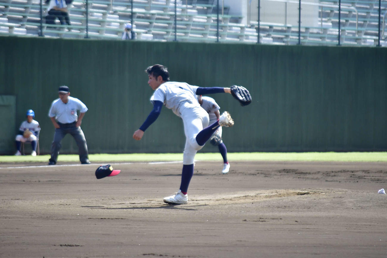 今大会初先発した浦和実の石戸颯汰。初回先頭に投げた初球で勢いよく帽子が飛んだ（撮影・平山連）