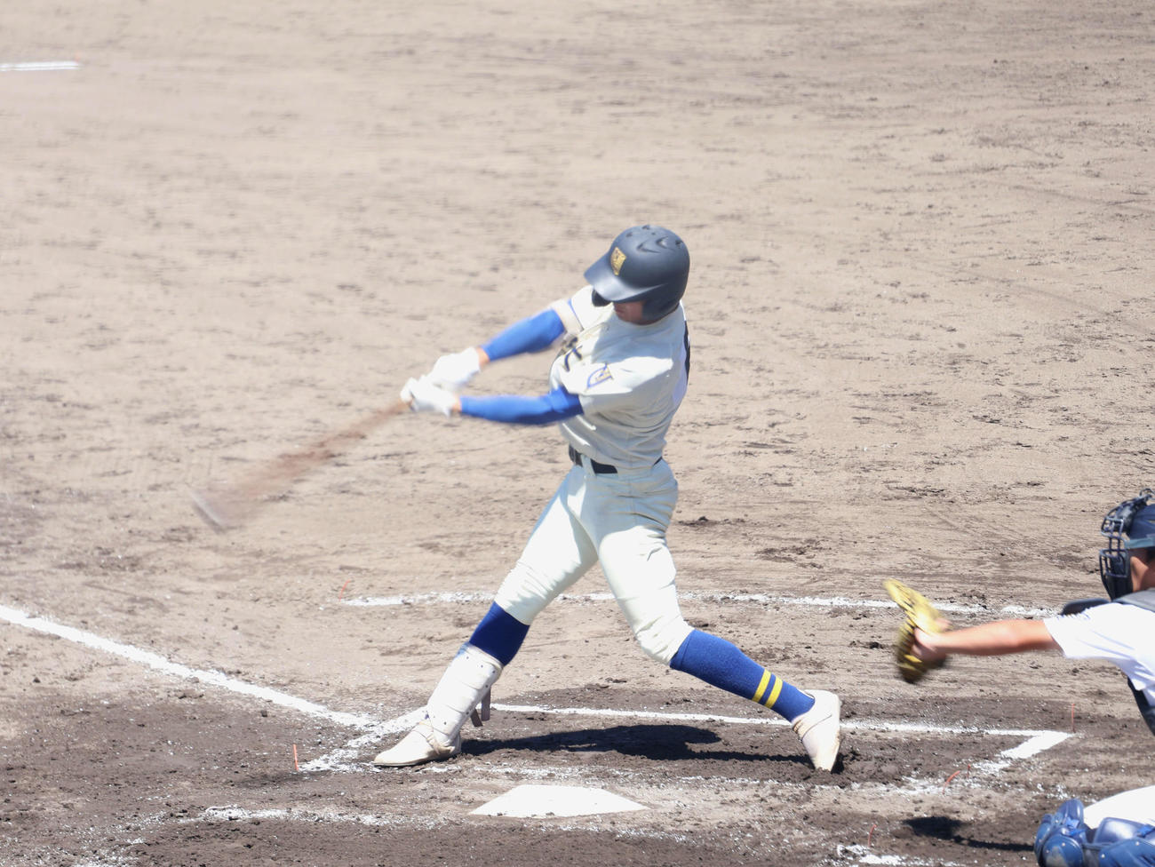 奈良大付対生駒　6回裏奈良大付1死三塁、富田一輝が左翼へ逆転弾を放つ（撮影・溝淵千夏）