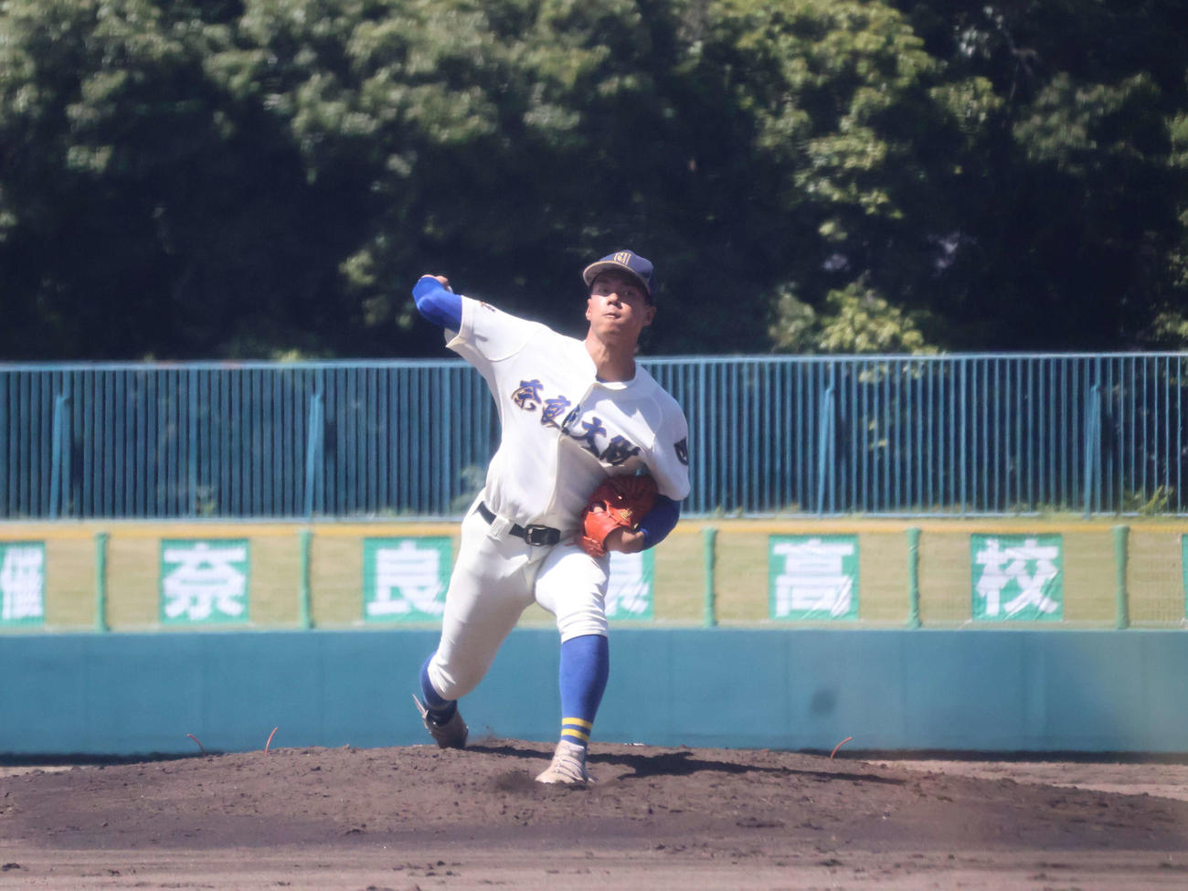 奈良大付対生駒　先発マウンドに上がった杉山竜之輔（撮影・溝淵千夏）