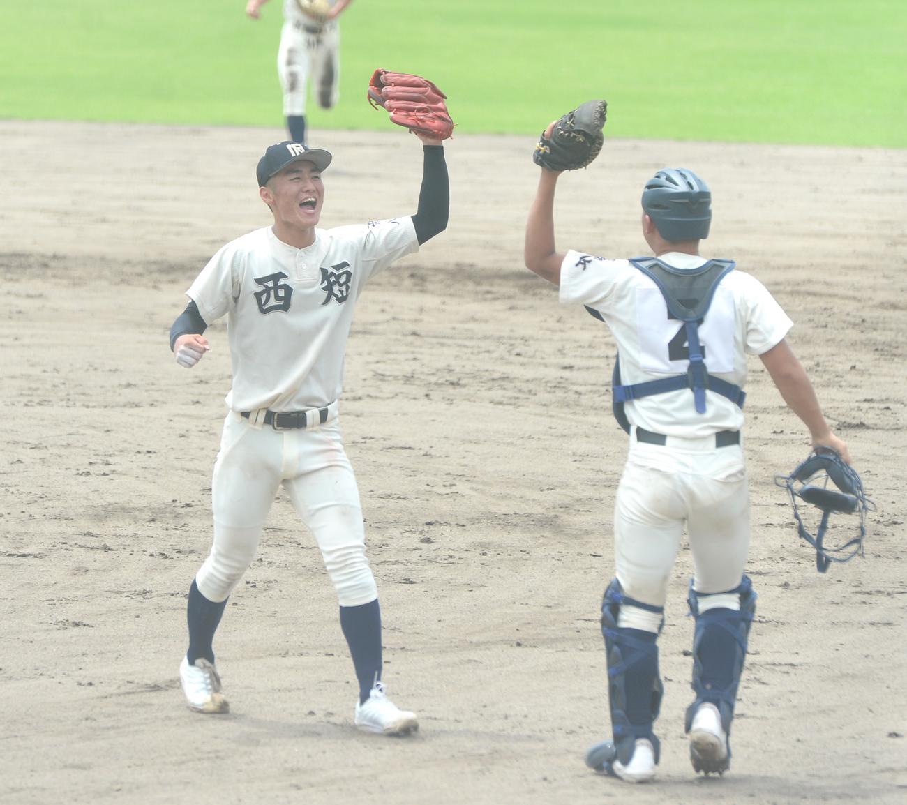 西日本短大付対福岡大若葉　9回を完投勝ちし、笑顔を見せる西日本短大付・中野（撮影・佐藤究）