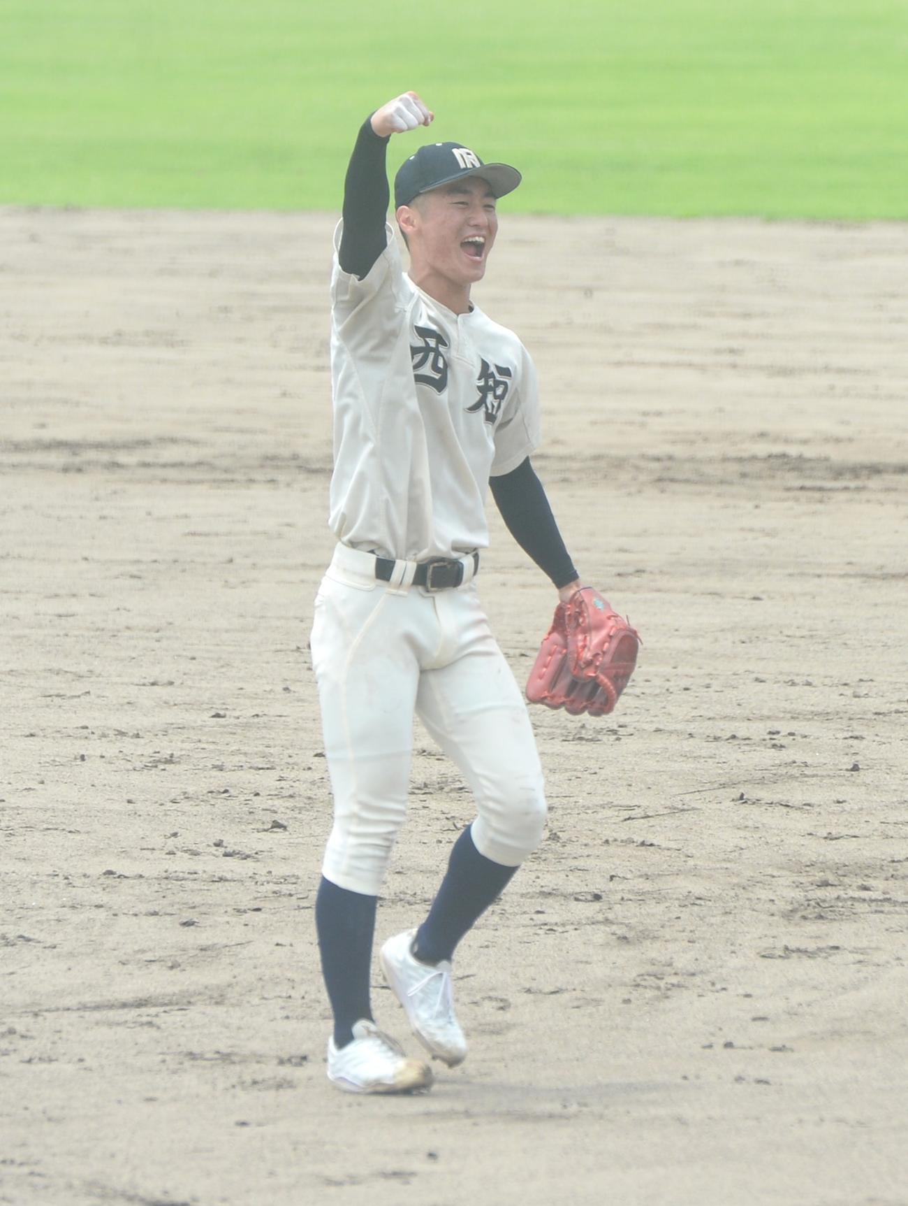 西日本短大付対福岡大若葉　9回を完投勝ちし、笑顔を見せる西日本短大付・中野（撮影・佐藤究）