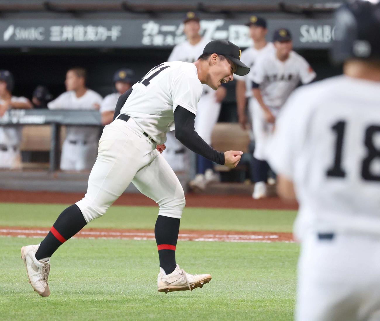 札幌大谷対札幌日大　9回表、最終打者を抑えガッツポーズの島田（撮影・黒川智章）