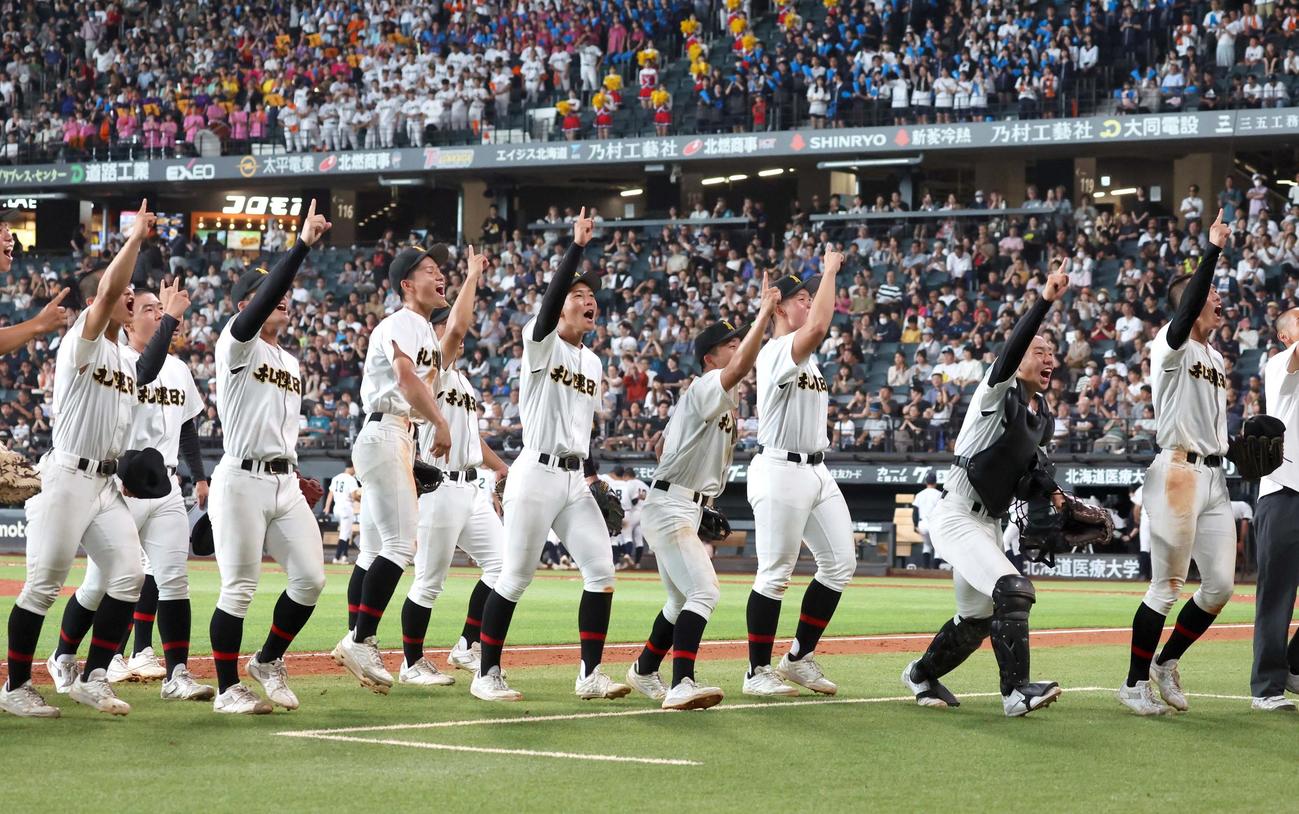 札幌大谷対札幌日大　決勝進出を決めスタンドに向かってポーズをとる札幌日大ナイン（撮影・黒川智章）