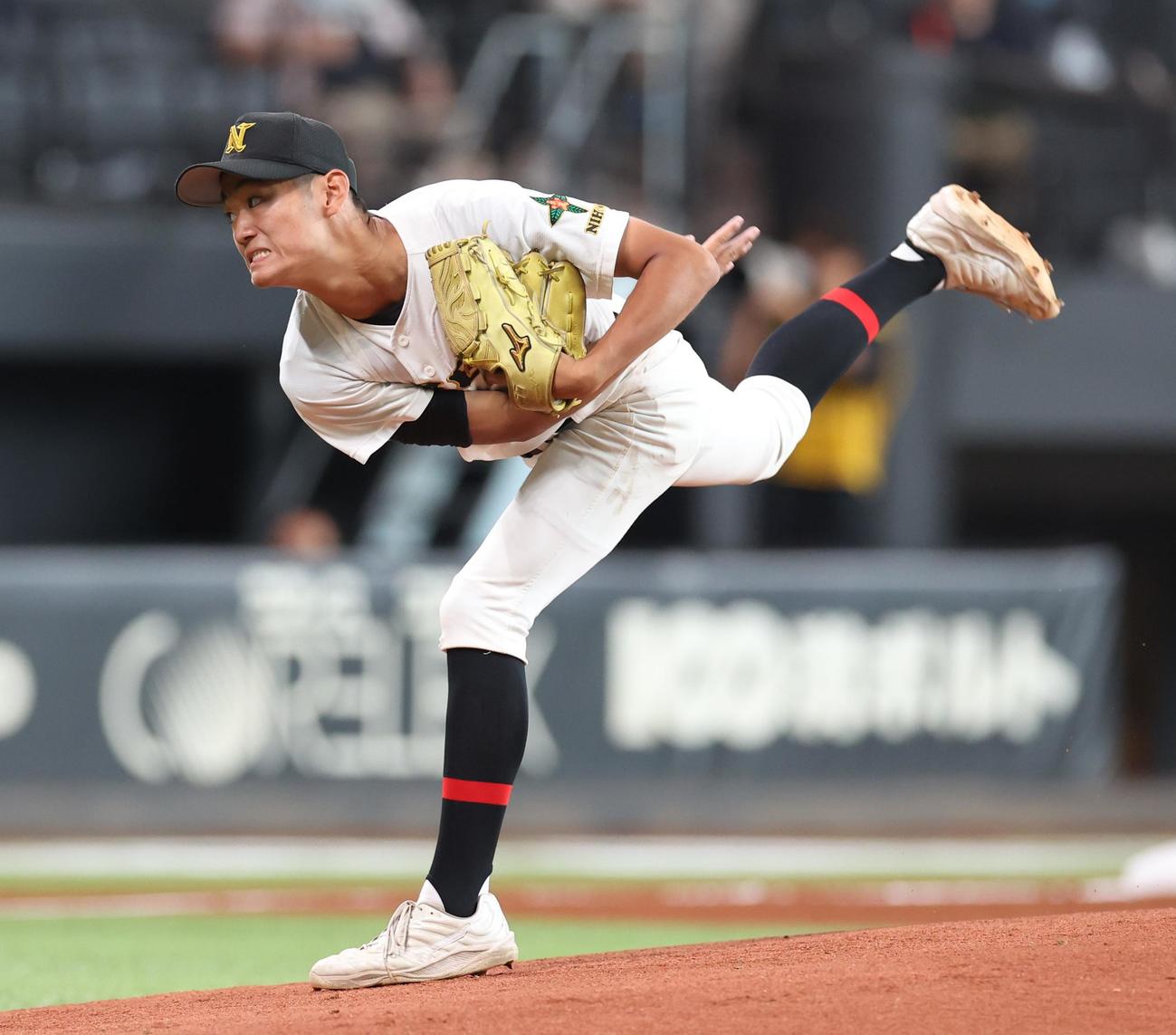 札幌大谷対札幌日大　力投する札幌日大・高坂（撮影・黒川智章）
