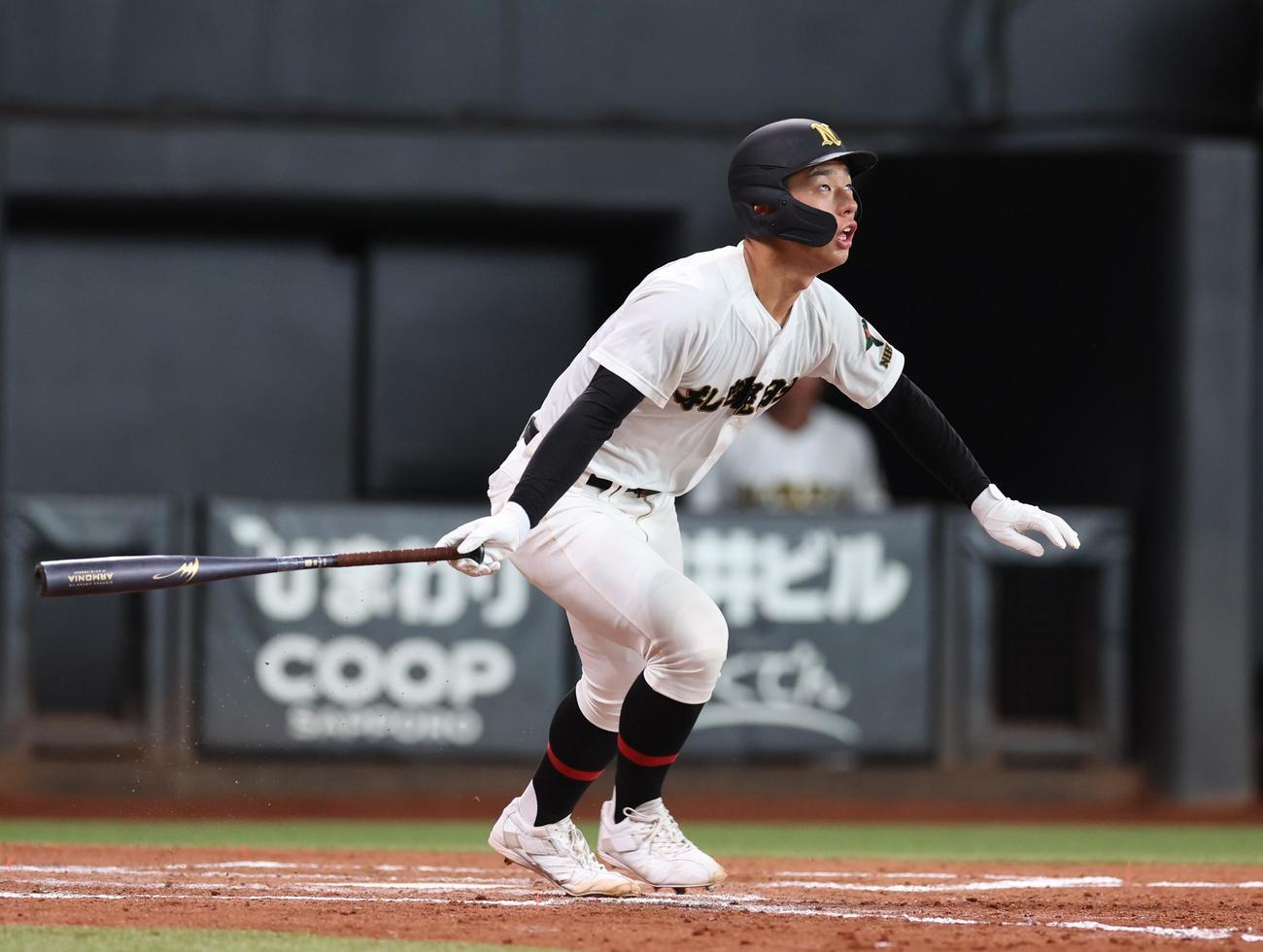 札幌大谷対札幌日大　5回裏札幌日大2死二塁、右前適時打を放つ土田（撮影・黒川智章）