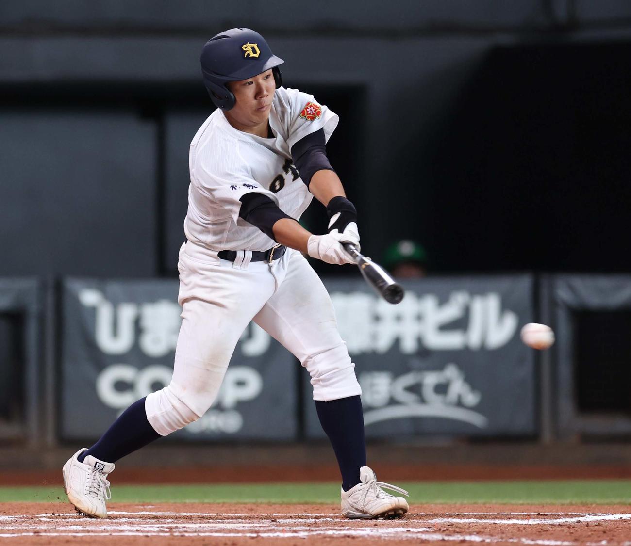 札幌大谷対札幌日大　7回表札幌大谷2死一、二塁、左前適時打を放つ矢野（撮影・黒川智章）