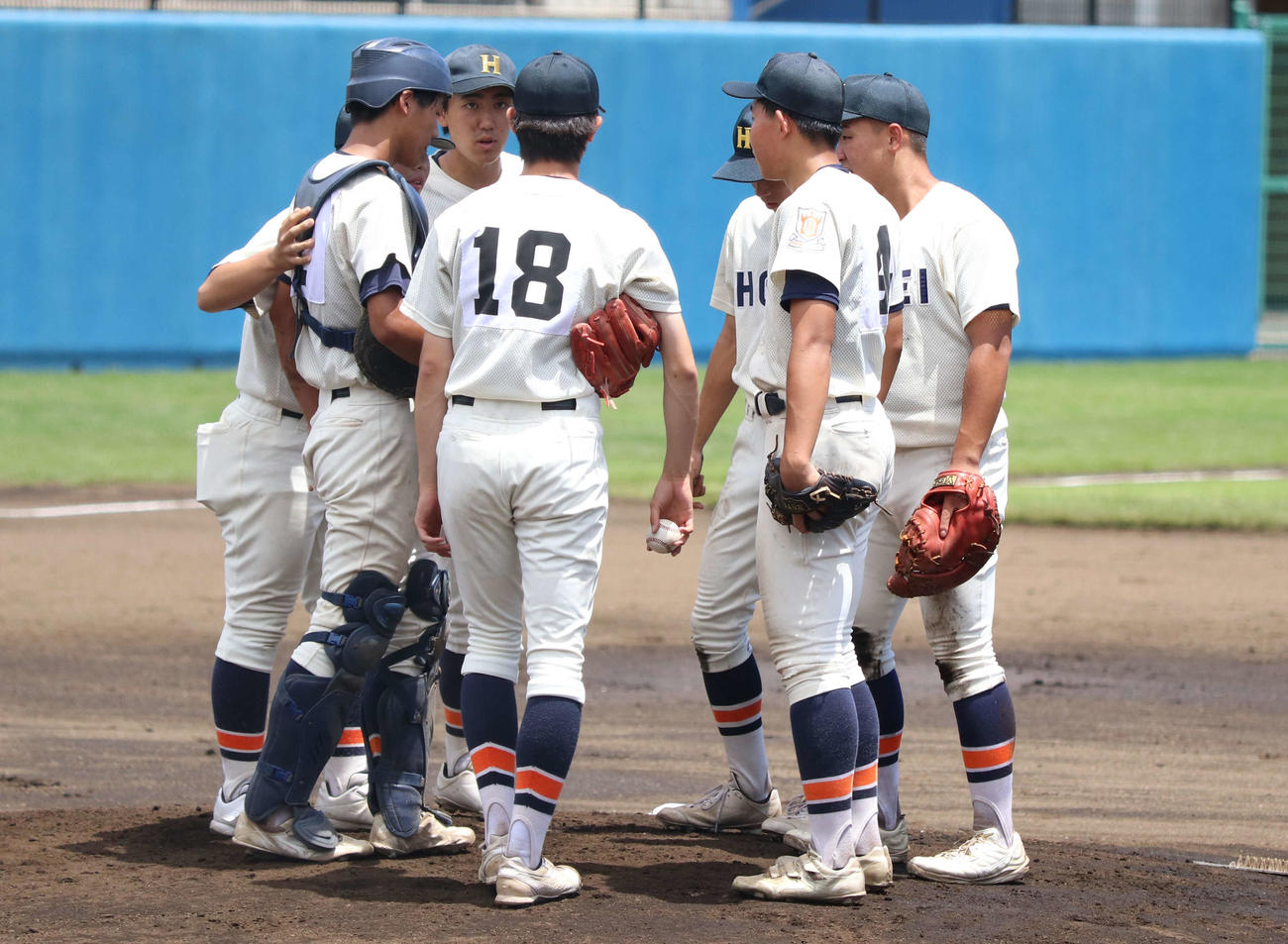 法政対世田谷学園　マウンドに集まる法政ナイン（撮影・泉光太郎）